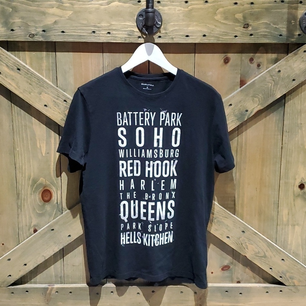 BANANA REPUBLIC BLACK GRAPHIC TEE WITH NEW YORK CITIES  SIZE MEDIUM